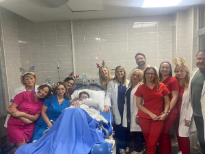 Девојчица и два дечакa прве бебе у Новој години