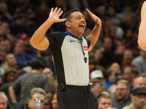 Несвакидашња ситуација у НБА, судија због повреде у инвалидским колицима напустио паркет