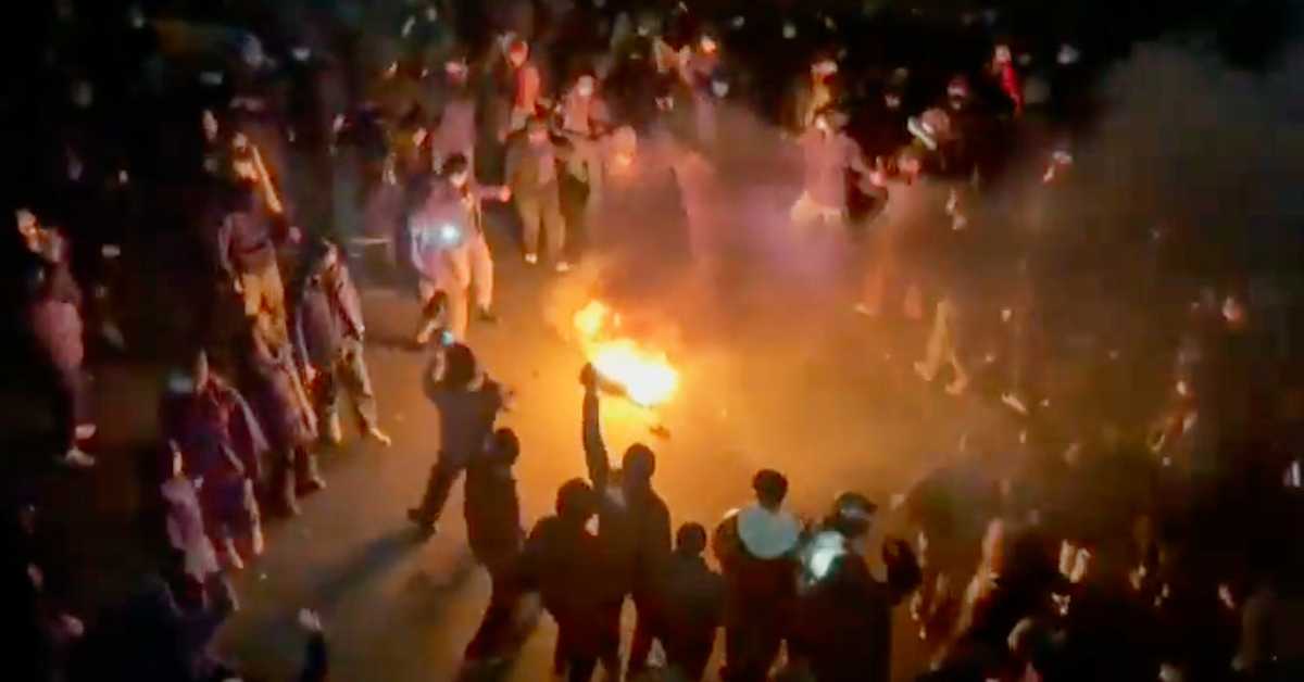 Волстрит џорнал: Трамп разматра војне, сајбер и економске мере против Ирана – Техеран прети ударима на америчке базе