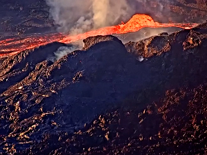 Снажна ерупција једног од најактивнијих вулкана на свету, лава достизала висину од 12 метара