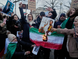 Тродневна жалост у Ирану, демонстранти настављају протесте – Трамп прети војном интервенцијом, тврди да Техеран тражи преговоре