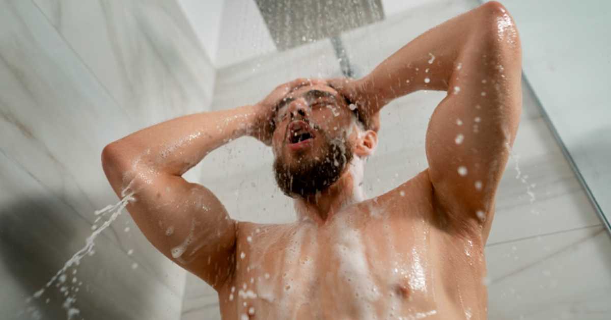 Туширање топлом или хладном водом – температура воде додаје боре на лицу