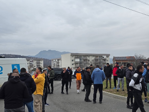 Нови протест код Подгорице, грађани поручују да се неће помаћи ни за "милиметар"