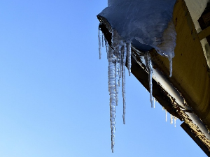 Леденице са кровова потенцијална опасност