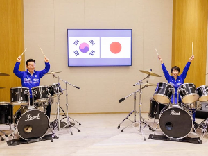 А од јужнокорејског председника – бубњеви за јапанску премијерку Такаичи