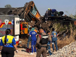 Кран пао на воз у покрету на Тајланду, има погинулих и повређених