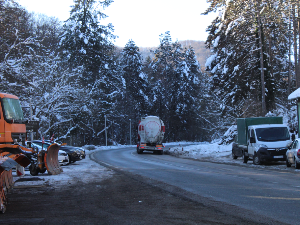 У већем делу земље стабилизована ситуација са струјом, на појединим путним правцима снег до пет центиметара