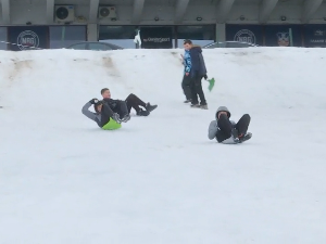 Опасна вожња санки иза аутомобила ― зашто млади ризикују живот због лајка