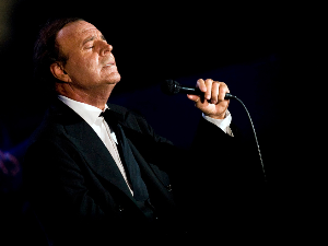 Хулио Иглесијас негира оптужбе за сексуално злостављање бивших запослених