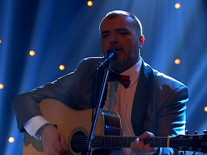 Глумци певају