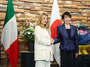  Мелони и Такаичи за палицом ловца-бомбардера будућности