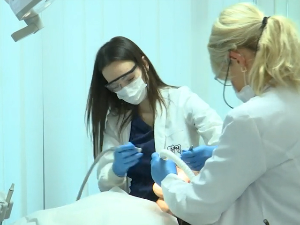 Из ординације за волан – стоматолог пре подне, таксисткиња по подне