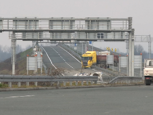 Гранични прелаз Градишка затворен упркос завршеним радовима, путници и превозници на губитку 