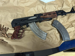 Батровци, у аутомобилу откривена аутоматска пушка и 40 комада муниције