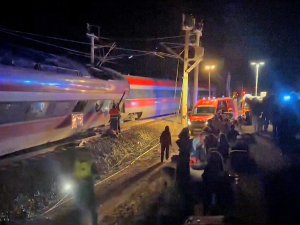 Расте број погинулих у железничкој несрећи у Шпанији – страдало 39 особа, више од 120 повређено