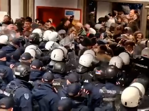 Студенти покушали да блокирају Филозофски факултет у Новом Саду, декан позвао полицију да интервенише 