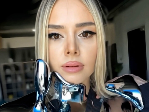 Новим синглом и спотом, Ана Штајдохар указује на парадокс „успешна жена“