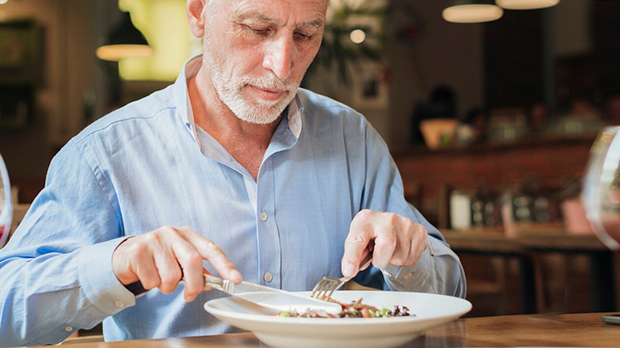 Да ли треба да једемо сами или у друштву 