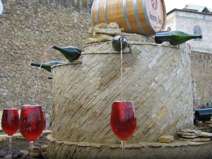 Фонтана вина у Италији – јединствено место где вино сви могу да наточе бесплатно сваког дана