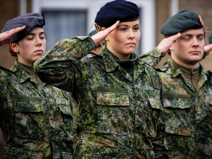 Престолонаследница у униформи и заливена пивом, краљица у сузама