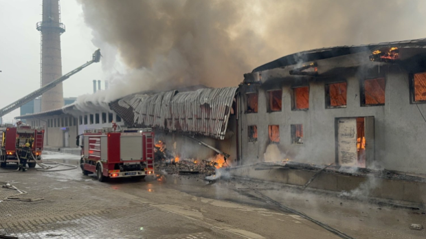 Велики пожар у индустријској зони у Новом Пазару, горе магацини са штофовима