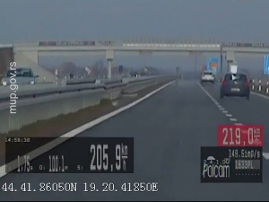 Страни возачи дивљали по путевима Србије - један возио више од 205 на сат, други претицао преко пуне линије 