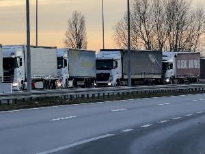 И камионџије из Србије и БиХ вечерас разматрају прекид блокада; Брисел предлаже "продужене кратке боравке" 