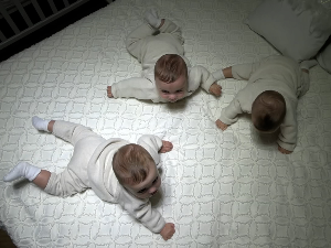 Три иста лица, три различита света – радост породице Донић