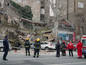Срушио се део напуштене куће у Улици Џорџа Вашингтона, оштећени аутомобили