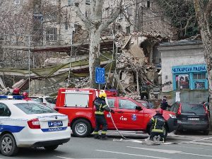 Срушио се део напуштене куће у Улици Џорџа Вашингтона, оштећени аутомобили