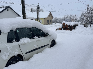 Снег прави проблеме у саобраћају, пријављени прекиди у снабдевању струјом, МУП упозорава на ледену кишу, препорука грађанима да остану код куће