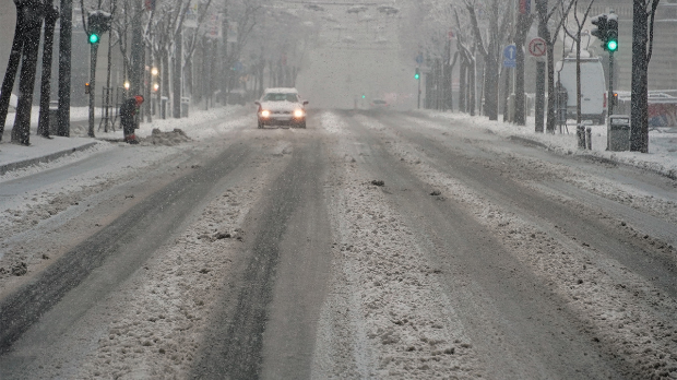 Лед, снег и минус: Како да возите безбедно када зима покаже зубе