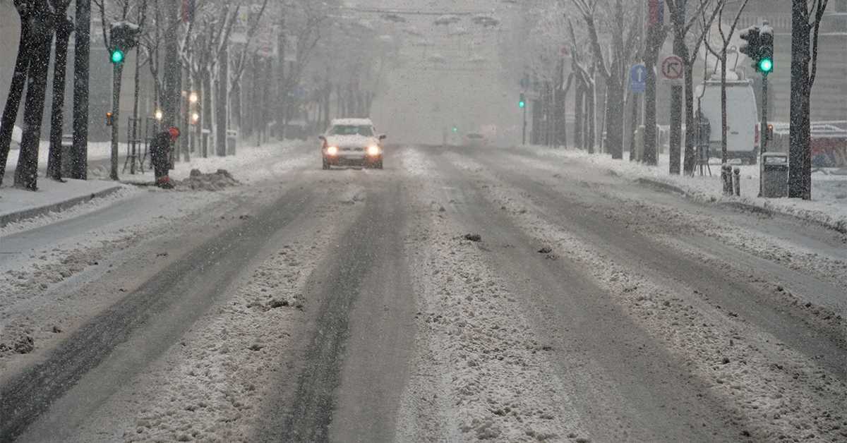 Лед, снег и минус: Како да возите безбедно када зима покаже зубе