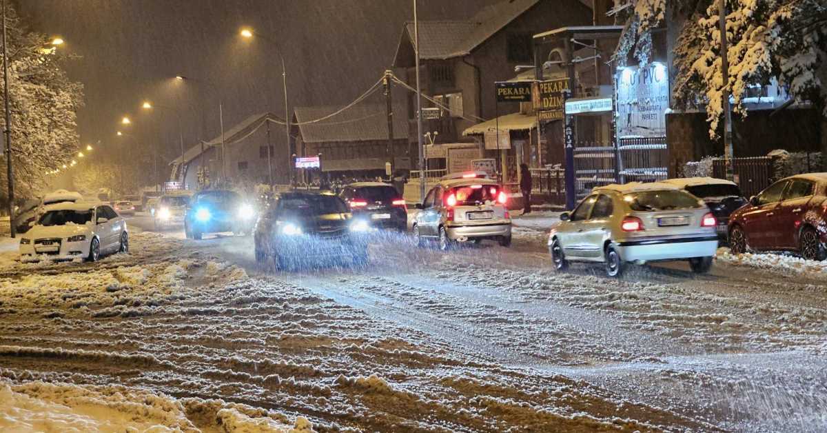 Снег прави проблеме у саобраћају, прекиди у снабдевању струјом и грејањем, МУП упозорава на ледену кишу, препорука грађанима да остану код куће