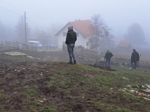 Квадратура круга: Кућа у Србији имање у Црној Гори