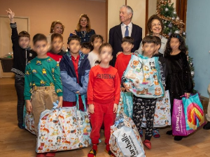 Лајфлајн Чикаго и краљевска породица настављају божићну хуманитарну мисију