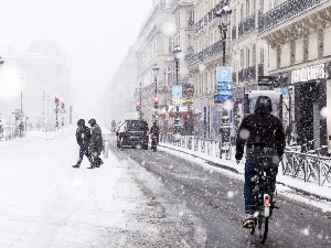 Снег и ниске температуре направиле колапс широм Европе, у региону борба са поплавама