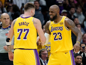Дончић и Џејмс убацили по 30, Лејкерсима трећа победа у низу
