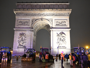 Трактори код Ајфеловог торња и Тријумфалне капије, фармери протестују у Паризу