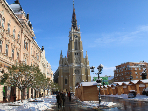 Запаљена врата на улазу у катедралу у центру Новог Сада