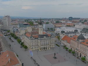 Нови Сад прославља рођендан - "голубица" у рукама десетогодишњег шахисте