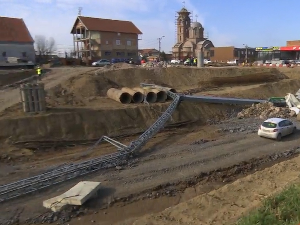 Пао кран на градилишту на Лединама, једна особа повређена