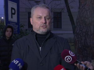 Нови протест испред болнице у Чачку због смрти девојчице, директор разговарао са мајком