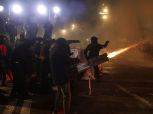 Нереди пред Рамином канцеларијом у Тирани - водени топови против молотов-коктела