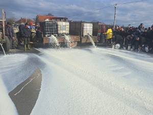 Млекари и пољопривредници блокирали државни пут Крагујевац-Краљево и Ибарску магистралу код Мрчајеваца
