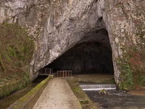 Недавни покушај организовања приватног догађаја у Петничкој пећини покренуо институције да преиспитају њен статус и појачају заштиту