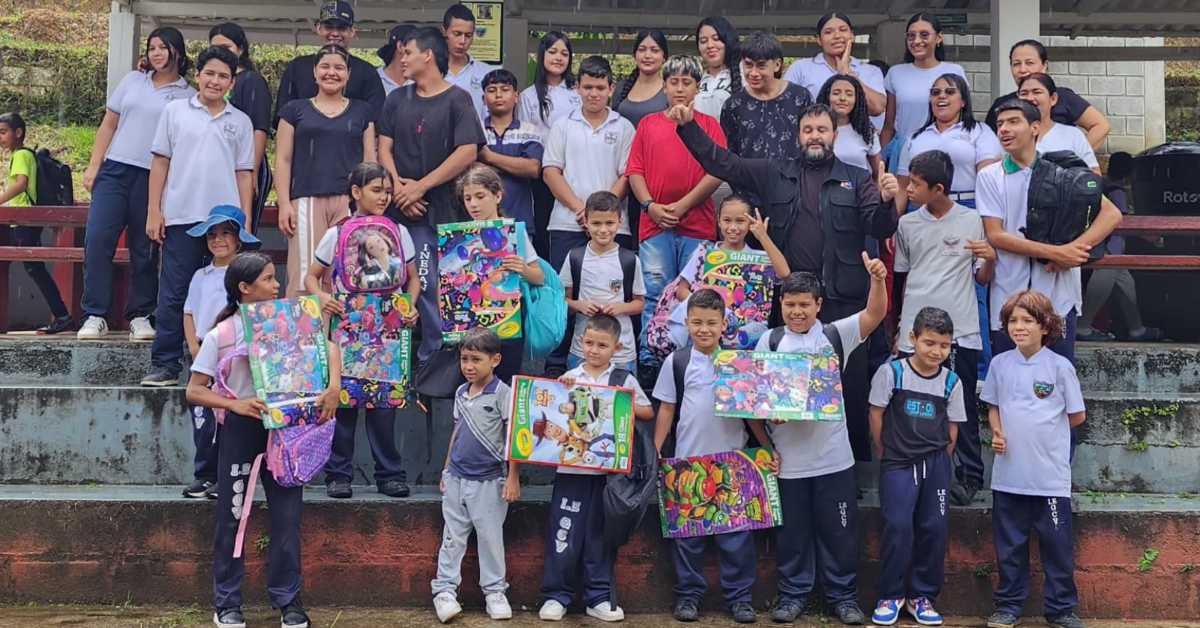 Фондација СПЦ у Колумбији уручила помоћ за 50 малишана - "мотородилосима" до Ла Марије