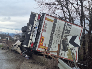 Шлепер слетео са магистрале код Чачка, упао у реку Карачу