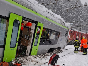 Воз исклизнуо из шина услед лавине у швајцарским Алпима, повређено пет особа