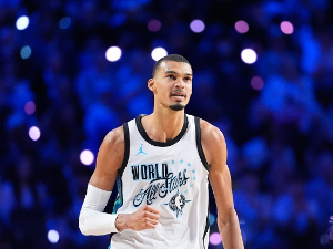 Јокић и Вембањама поново бриљирали – књига је и даље ту, али и потпис 